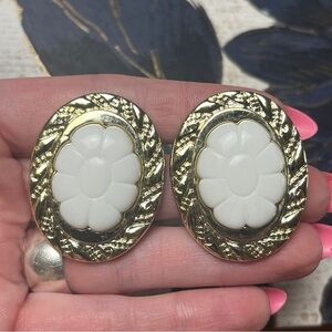 Vintage 80s Large Oversized Gold and White Flower Oval Floral Post Earrings D3